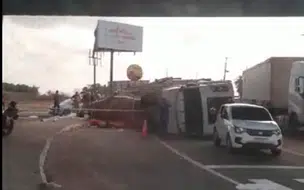 Carreta tomba e deixa trecho na Av. Miguel Rosa interditado, uma pessoa se feriu