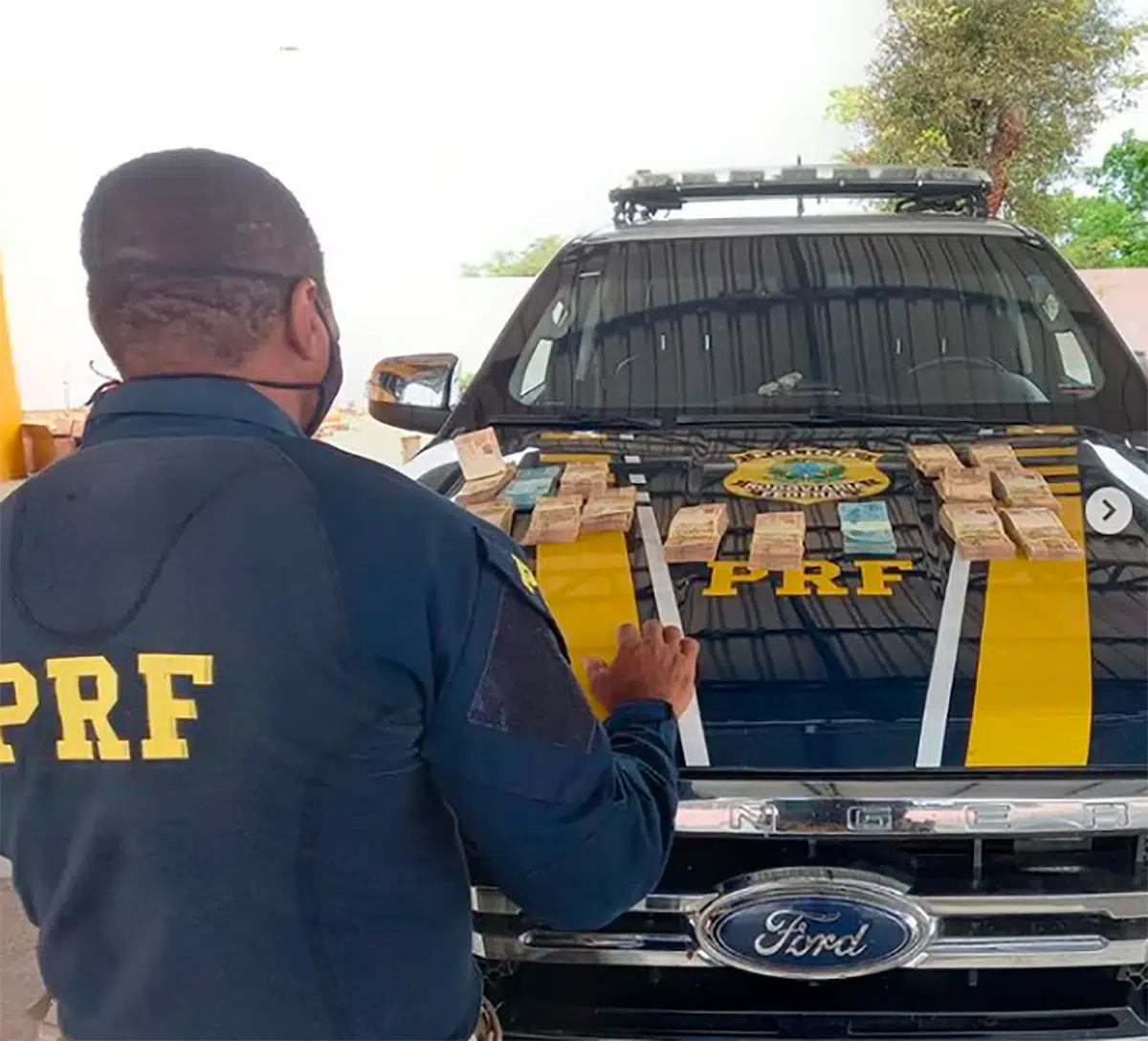 Durante abordagem, policiais encontraram uma quantia de cerca de R$ 75 mil em carro, dinheiro não tinha comprovação de origem lícita