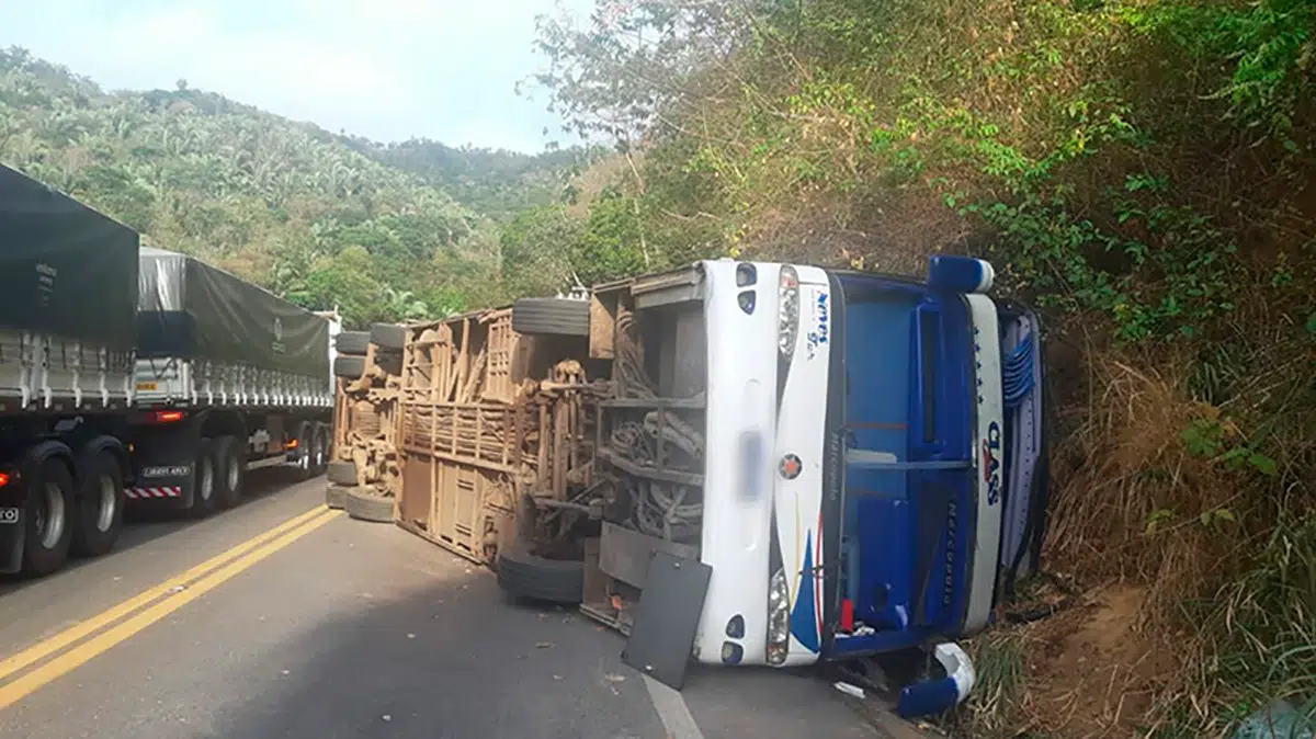 Õnibus tombou e deixou quatro pessoas mortas na serra de Tianguá