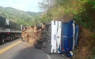 Ônibus tomba na serra de Tianguá e deixa 4 mortos e pelo menos 30 feridos