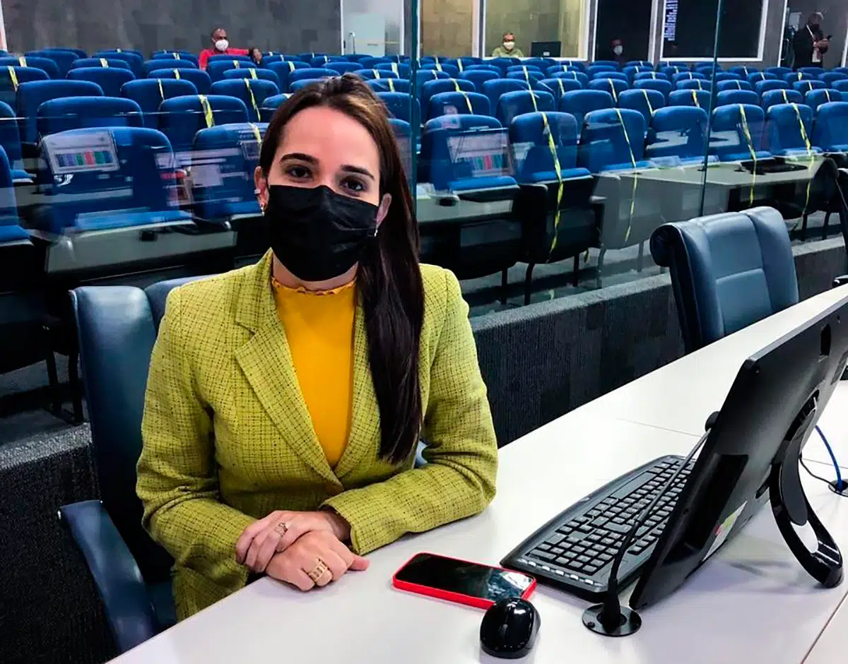 Vereadora Elzuila Calisto, autora do projeto de lei que propõe a oferta dos medicamentos na rede pública de saúde.