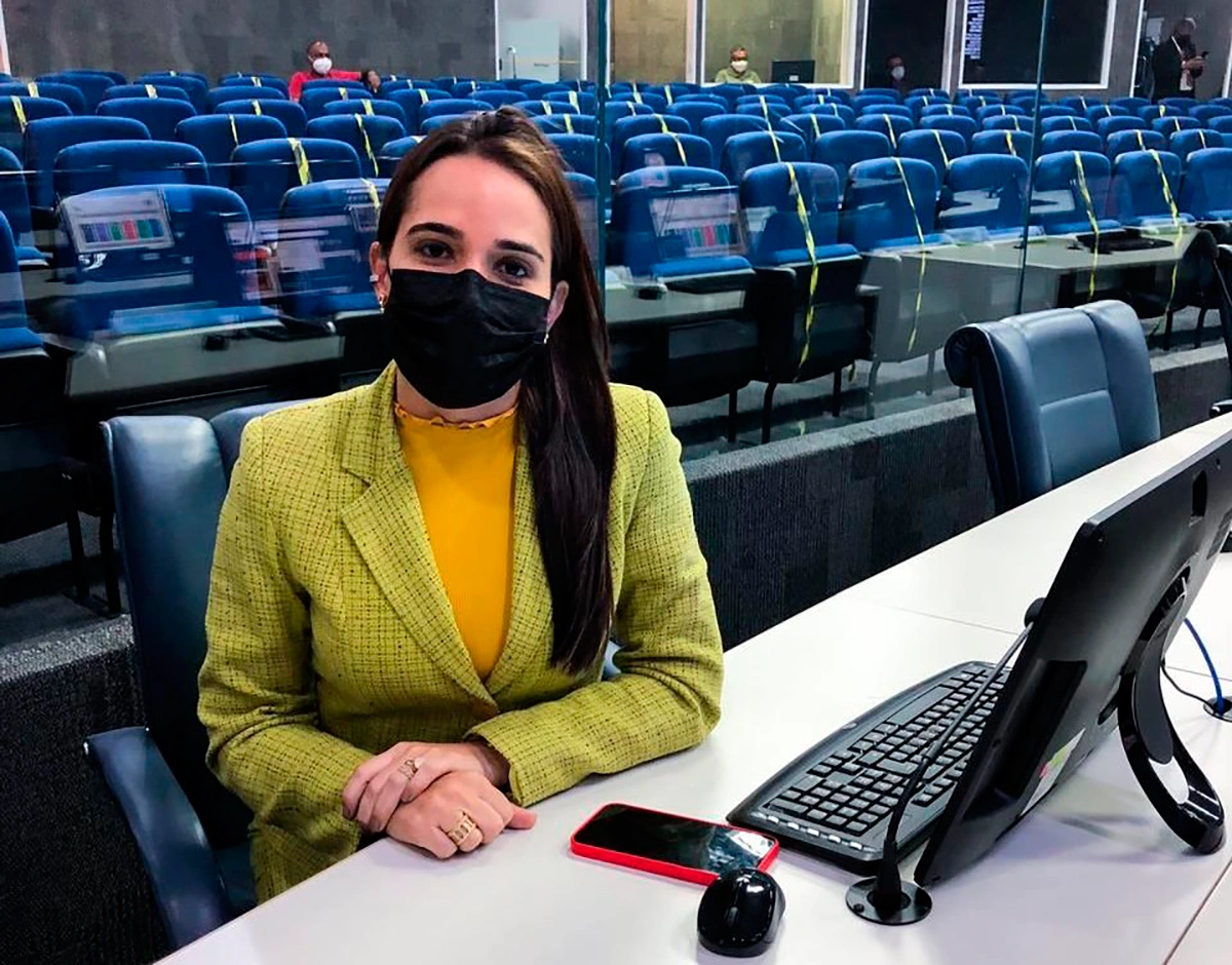 Vereadora Elzuila Calisto, autora do projeto de lei que propõe a oferta dos medicamentos na rede pública de saúde.
