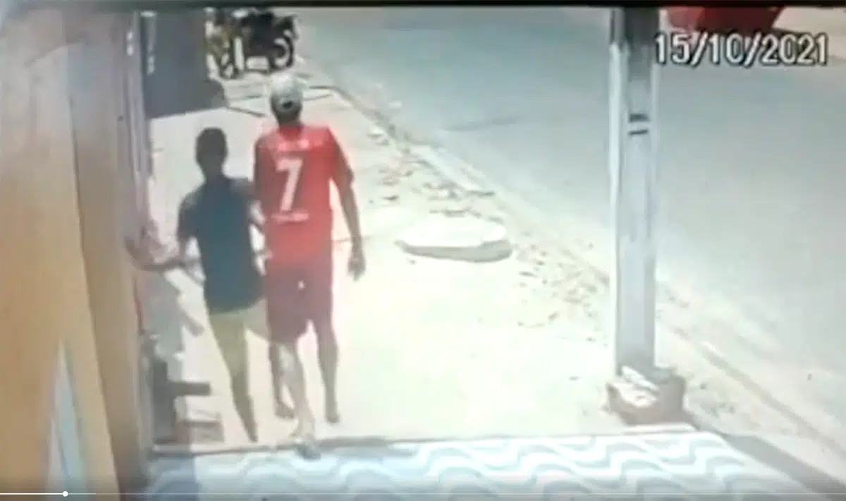 Vídeo mostra o momento em que criminosos fogem após executar adolescente de 15 anos
