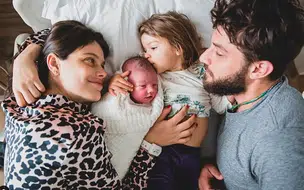 Nasce o bebê José, segundo filho de Chay Suede e Laura Neiva