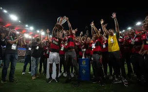 Flamengo recebe taça da Supercopa do Brasil Sub-17
