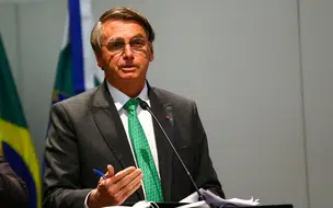Bolsonaro aumenta valor do salário mínimo para R$ 1.302 em 2023