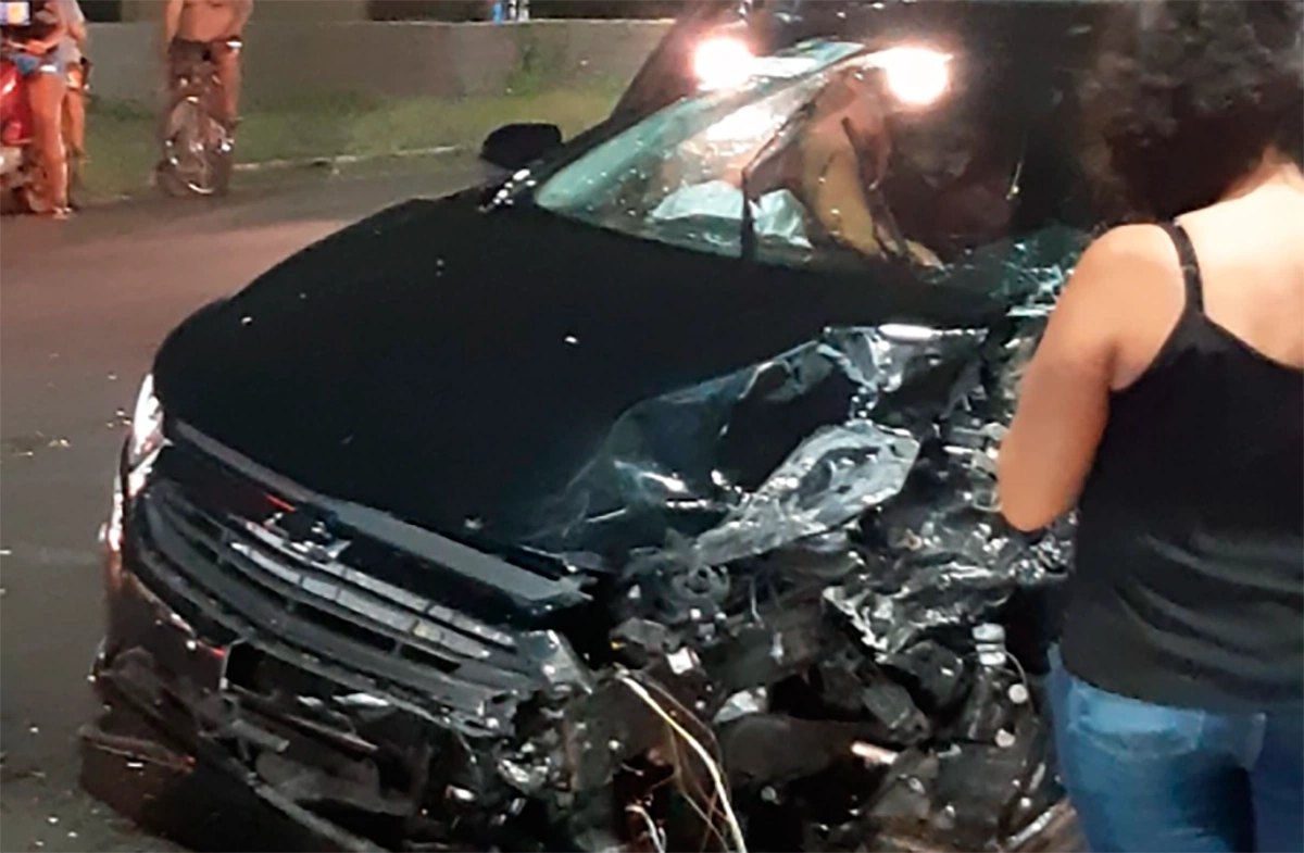 Acidente entre carro de passeio e caminhão deixou uma mulher ferida em Campo Maior.