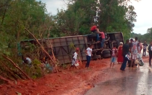 Motorista de ônibus morre após acidente na BR-135