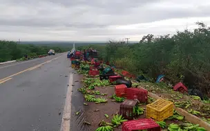 Motorista fica ferido após caminhão carregado de banana tombar na BR-407