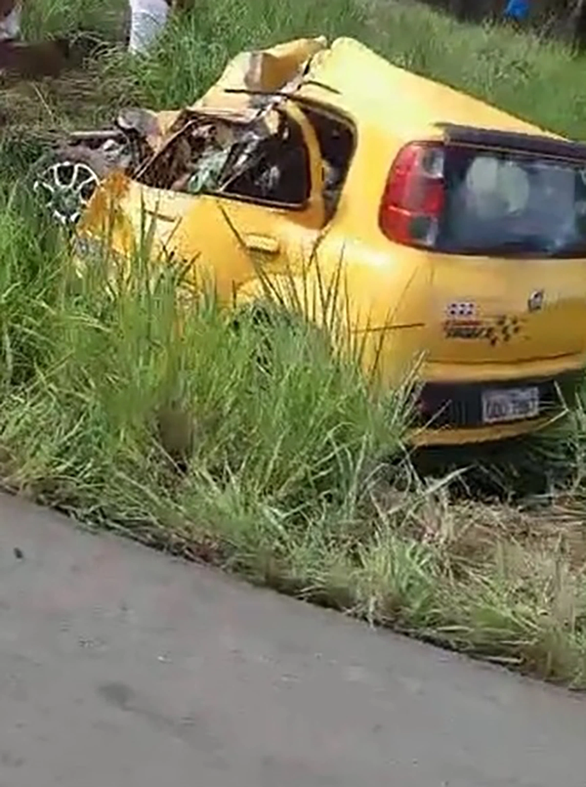 Fiat Uno em que estavam o cabo Eliezer, a esposa e a filha, ficou destruído