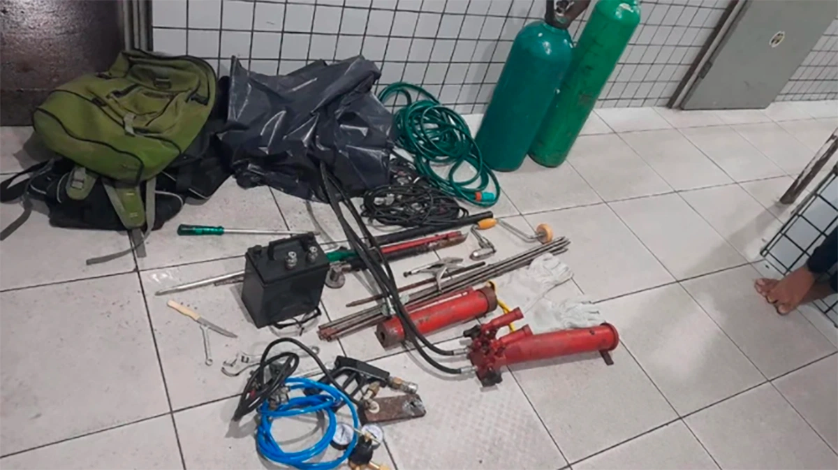 Materiais usados como explosivos foram encontrados no carro dos suspeitos