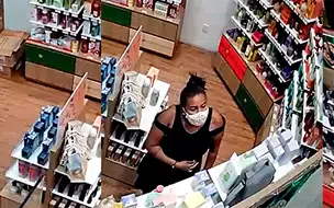 Mulher é flagrada por câmeras roubando produtos em loja de cosméticos no Dirceu