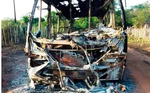 Ônibus fica totalmente destruído após pegar fogo na zona rural de Batalha