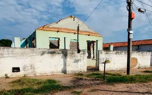Morador de rua morre após teto de casa abandonada desabar sobre ele em Teresina