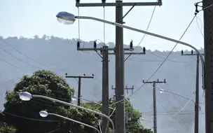 Prefeito acompanha trabalhos de instalação de internet e iluminação pública