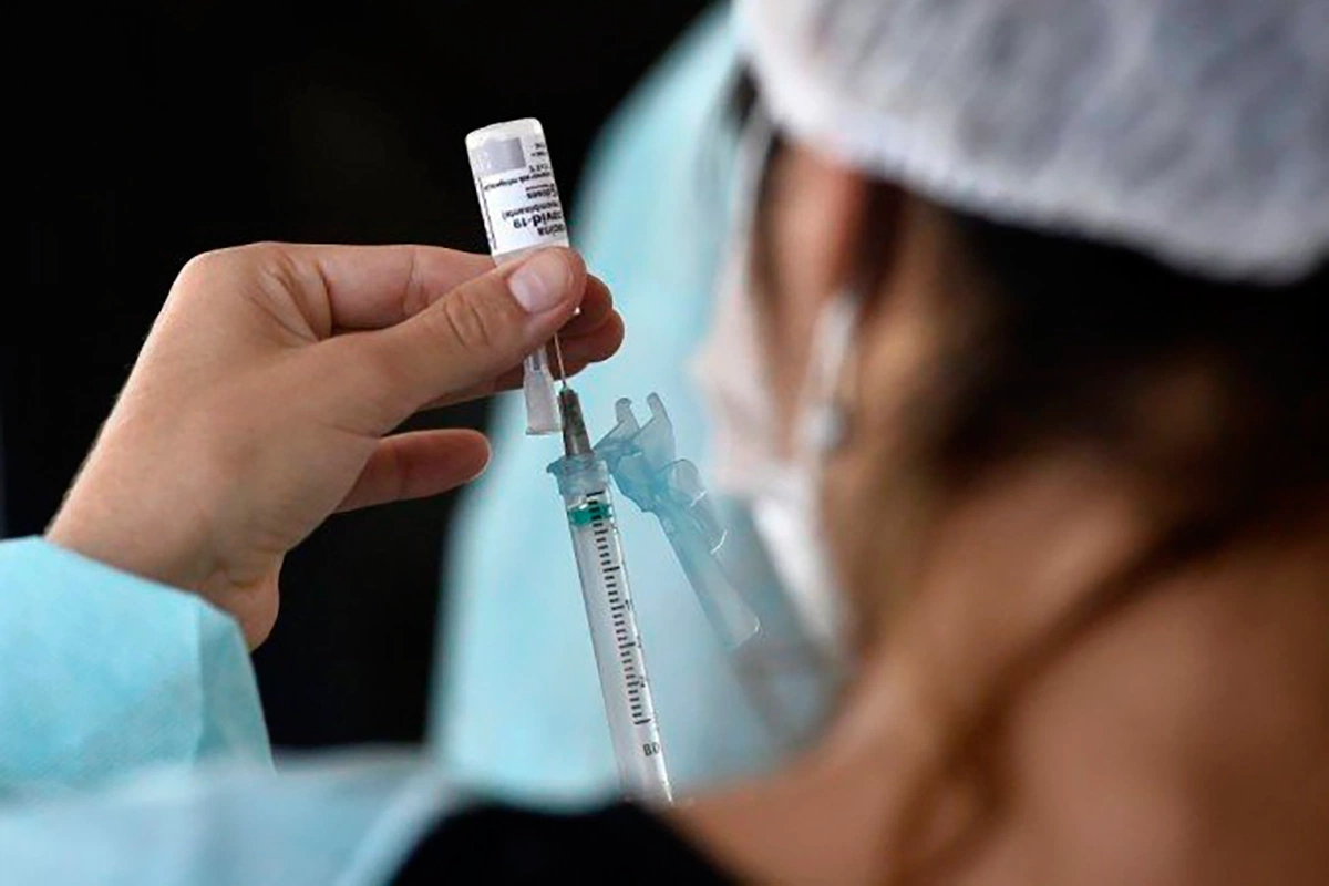 O intervalo recomendado entre a aplicação da dose um e dose dois da Coronavac é de 28 dias