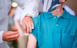 Idosos com 87 anos e mais podem tomar dose de reforço este domingo 03