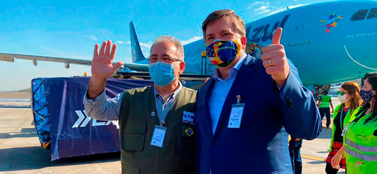 Queiroga e o embaixador dos Estados Unidos no Brasil, Todd Chapman, estiveram no local para receber os imunizantes