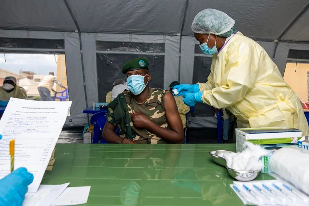 soldado de 45 anos na República Democrática do Congo recebe primeira dose da vacina contra a Covid-19