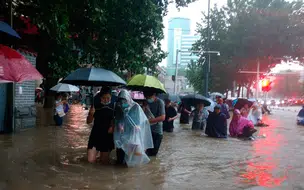 Chuvas na China matam 25 e ruas e metrô permanecem alagados