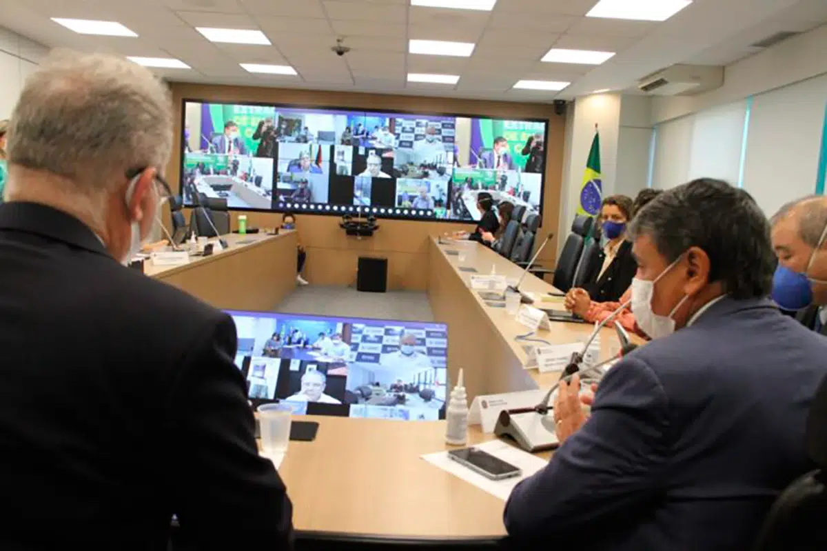 Wellington Dias em reunião com gestores de outros estados e o ministro da saúde