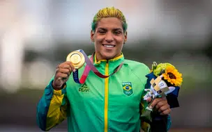 Ana Marcela leva o ouro para o Brasil na maratona aquática