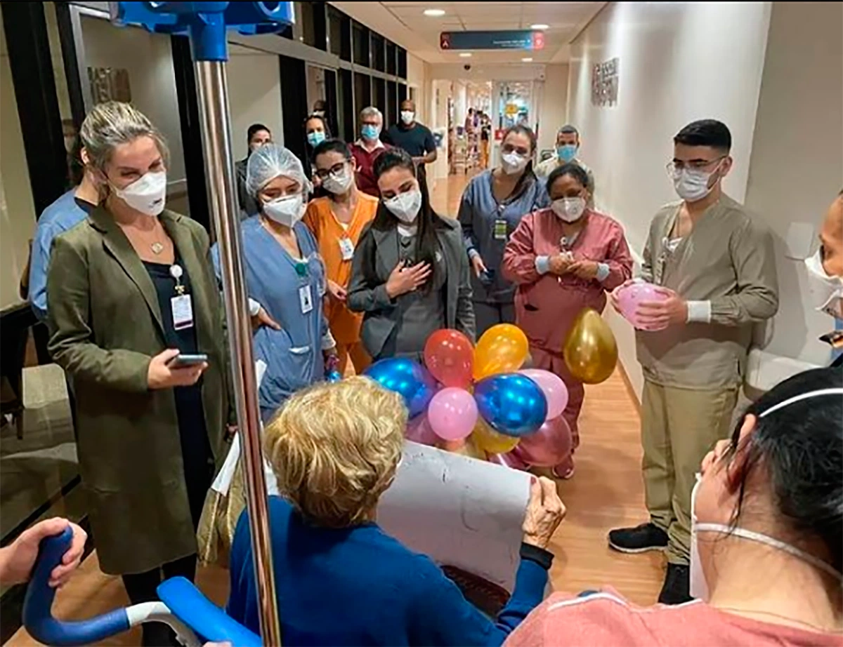 Atriz Glória Menezes recebendo homenagem da equipe médica após ter alta em hospital