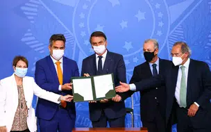 Bolsonaro assina MP que autoriza venda direta de etanol