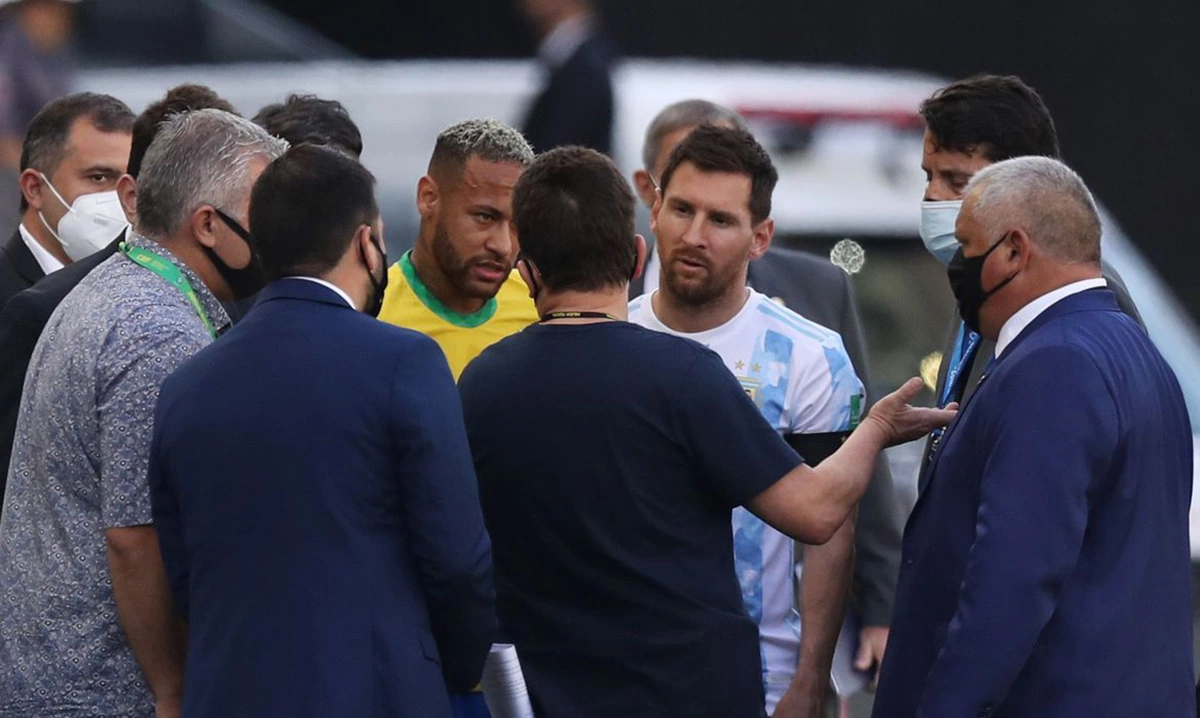 Jogo entre Brasil e Argentina teve que ser interrompido neste domingo 5, por descumprimento das medidas sanitárias.