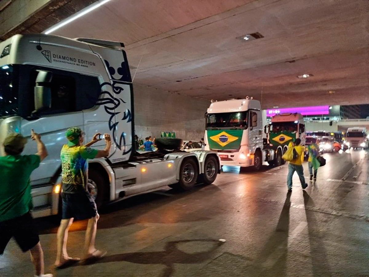 Manifestações de caminhoneiros já paralisaram rodovias em pelo menos oito estados do país.