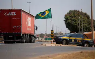 PRF libera 35 pontos de bloqueio de caminhoneiros