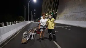 Profissionais ajudando no desbloqueio da ponte