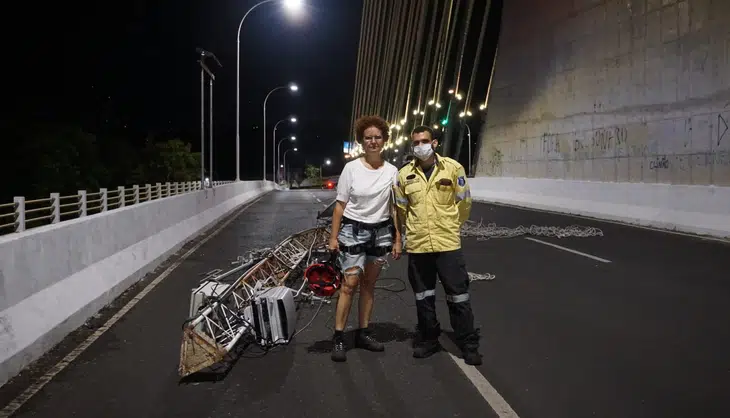 Profissionais ajudando no desbloqueio da ponte