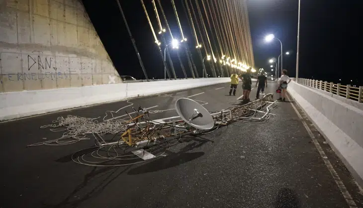 Resgate da antena ja no chão da ponte