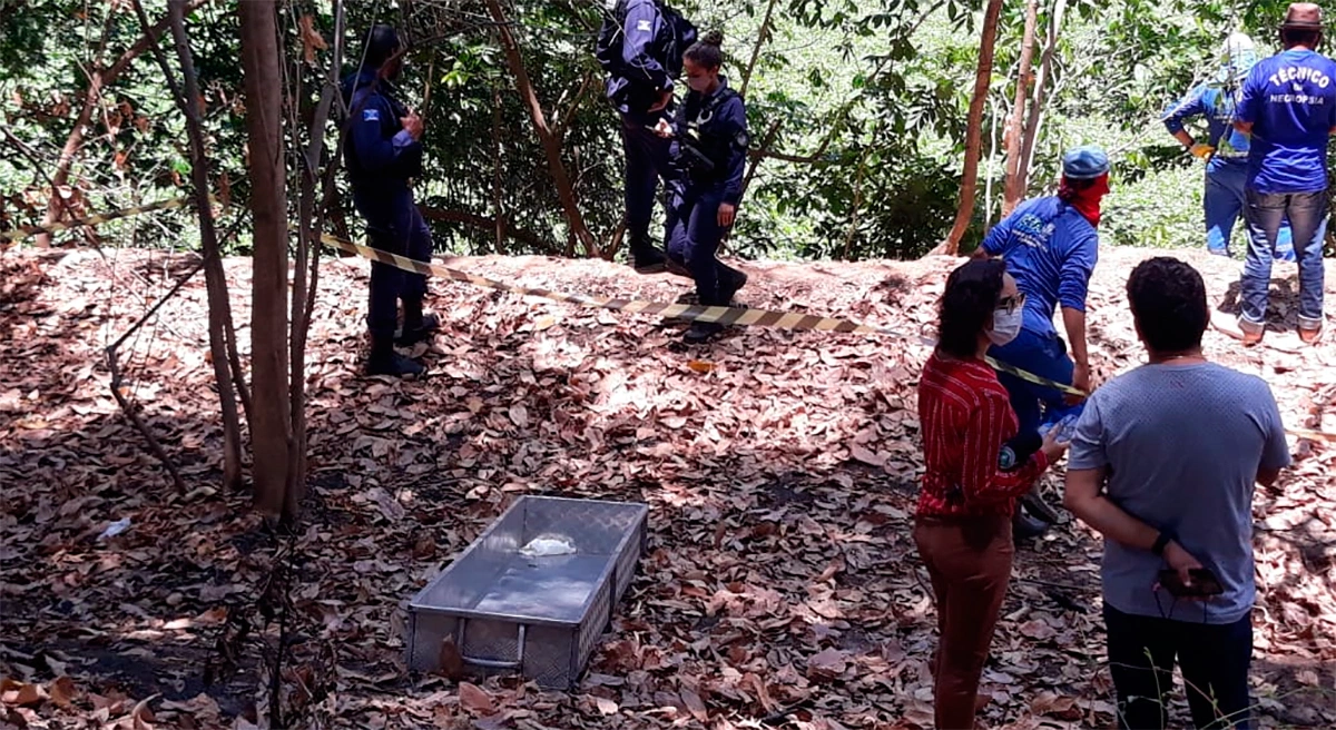 Uma equipe da polícia militar e do corpo de bombeiros estão no local para auxiliar na remoção do corpo.