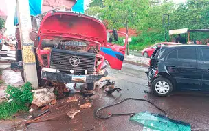 Caminhão atinge quatro carros após motorista perder o controle da direção