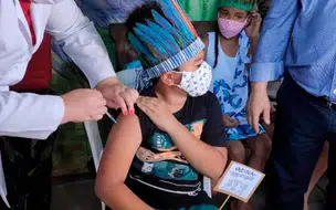 Crianças indígenas recebem primeira dose de vacina contra a Covid