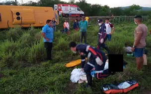 Passageiros ficam feridos após ônibus tombar na PI 301, no Litoral do Piauí