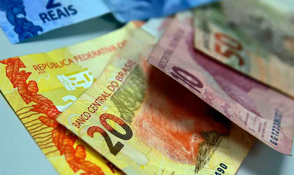 Para as remunerações vinculadas ao salário mínimo, os valores de referência diário e por hora serão de R$ 40,40 e R$ 5,51, respectivamente