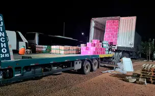 PRF apreende eletrônicos transportados ilegalmente entre carga de maçã no Piauí