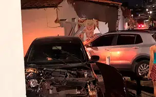 Muro de residência fica destruído após colisão na zona Leste de Teresina