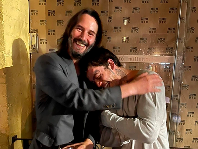 Whindersson Nunes encontra Keanu Reeves em restaurante e revela inspiração