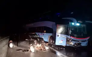 Grave acidente entre ônibus e carro de passeio deixa duas pessoas mortas