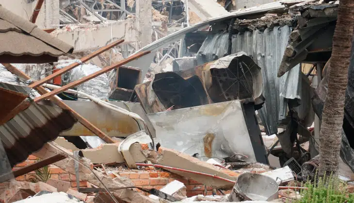 Fumaça ainda saindo do local depois de 3 horas da explosão