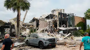 Carro que ia ser sorteado aos clientes ficou totalmente destruído