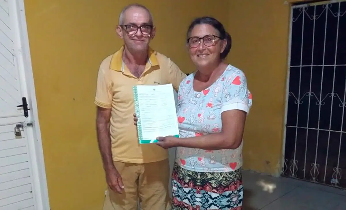 A agricultora Francisca de Morais Reis e o esposo com o documento que garante a posse da terra