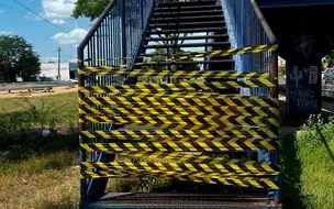 Passarela da Av. Getúlio Vargas é interditada após danos na estrutura