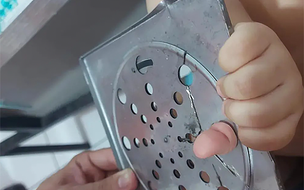 Bebê fica com dedo preso em ralo de banheiro e bombeiros realizam retirada