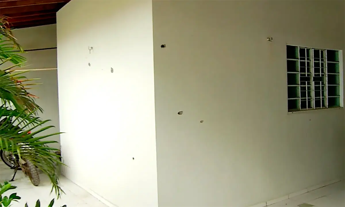 Foto da área interna da casa onde fica a parede da sala que ficou com as marcas dos tiros