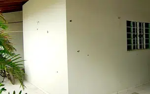 Professora é alvo de atentado e tem portão de residência crivado de balas em THE